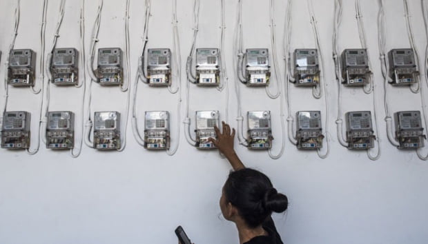 Teks foto : Warga melakukan isi ulang pulsa listrik di salah satu perumahan di Jakarta, (Itp/ist