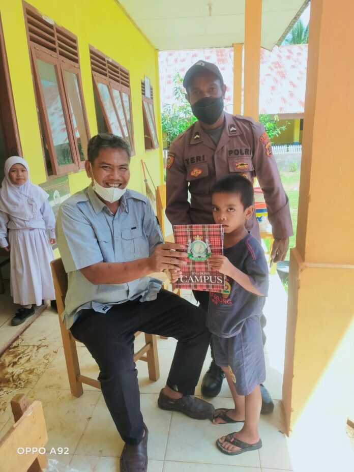 foto: Murid SDN 0110 Desa Hutarimbaru Yang Divaksin Dapat Buku Tulis Dari Kasat Reskrim