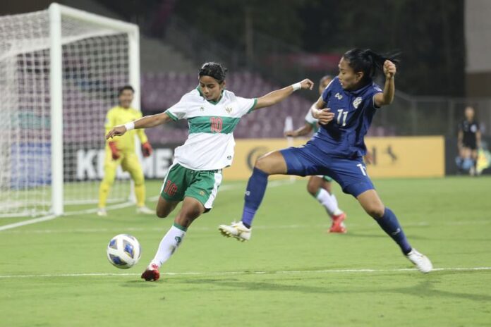 Teks Foto : Aksi Rani Mulyasari pada pertandingan Grup B Piala Asia Wanita 2022 timnas putri Indonesia vs Thailand di D Y Patil Sports Stadium, Senin (24/1/2022) malam WIB.(PSSI)