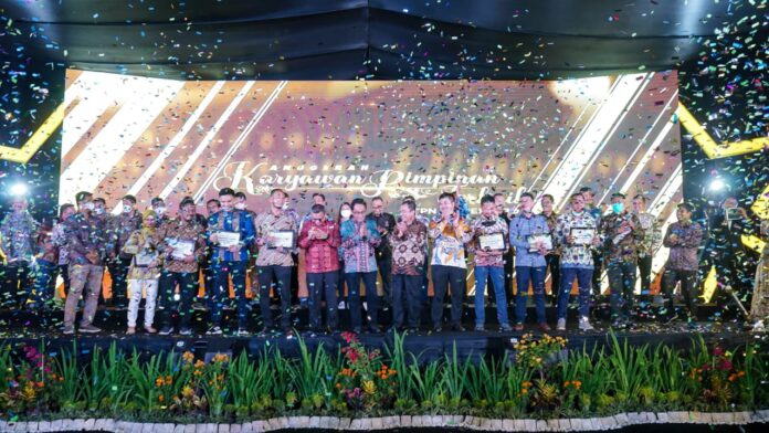 Teks Foto: Direktur Pelaksana PTPN III Ahmad Haslan Saragih foto bersama dengan karyawan PTPN III Terbaik