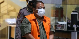 Teks foto : Bupati Langkat Terbit Rencana Perangin Angin memakai rompi tahanan usai menjalani pemeriksaan di Gedung KPK, Jakarta, ( Kc/ist)