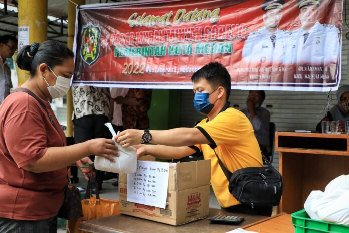 foto :Pemko Medan Kembali Gelar Operasi pasar minyak goreng murah, Harga Per Liter Rp 13.500