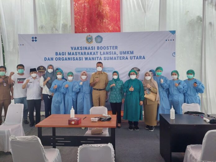 Foto: Wakil Gubernur Sumatera Utara Musa Rajekshah foto bersama dengan tim vaksinasi dari RSUP H Adam Malik.