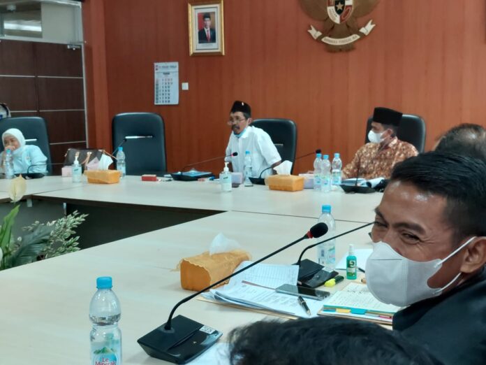 Foto:Ketua Pansus Hendri Duin Sembiring minta Dirut PD Pasar Suwarno agar menertibkan PKL