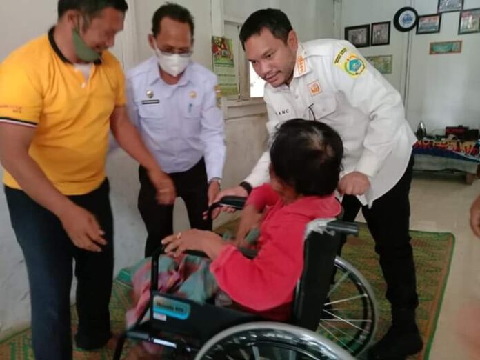 Foto: Bernhard Tumanggor memberikan bantuan tersebut turun langsung ke rumah penyandang disabilitas dan Lansia untuk berdilog