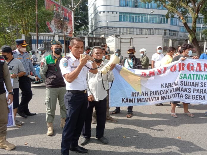 :Pemilik dan pengemudi KPUM dan MRX trayek Medan-Amplas melakukan unjuk rasa (Unras) di depan kantor Walikota Medan