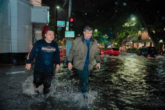 Curah Hujan Tinggi, Bobby Nasution Turun Langsung ke Lapangan Cek Kondisi Banjir