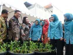 Pj Walikota Tebingtinggi Dampingi Pj Ketua TP PKK Provinsi Sumut Lakukan Kunjungan Posyandu dan Gerak Tanam Cabai
