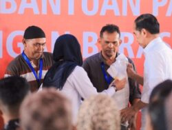 Salurkan Beras di Labuhanbatu, Presiden Jokowi : Jika APBN Memungkinkan Bantuan Akan Terus Dilanjutkan