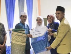 Pemkab Labuhanbatu Berikan Uang Pembinaan dan Sajadah Untuk 22 Mesjid
