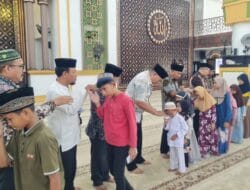 BKM Agung H. Achmad Bakrie Kisaran Bersama Bupati Salurkan Bantuan