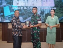Bupati Serahkan Plakat Kepada Komandan Korem (Danrem) 022/Pantai Timur