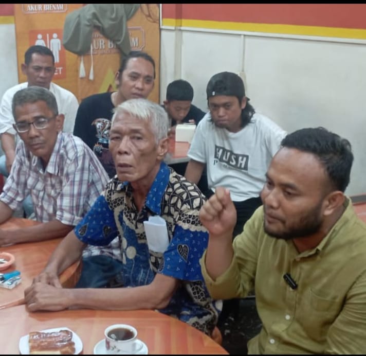 Foto : Fredy Simangunsong didampingi penasihat hukum saat memberikan keterangan pers.(Foto-Ist)