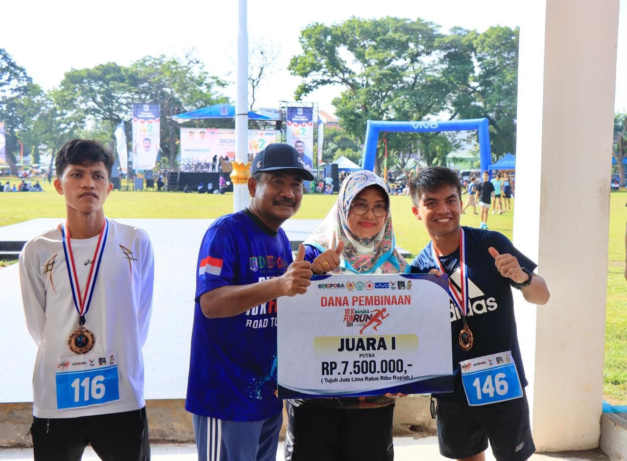 Teks foto: Wali Kota Binjai dan Ny. Nurhayati Simanjuntak saat menyerahkan hadiah kepada juara.(Foto-Ist)