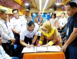 Plt Bupati Labuhanbatu dan PT KAI Teken MoU Pemberangkatan Jemaah Haji