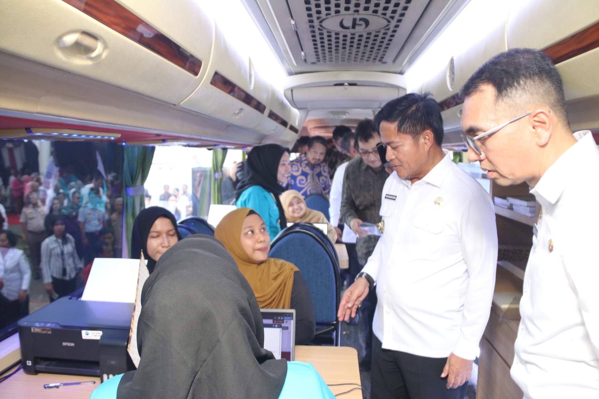 Teks foto: Penjabat (Pj) Gubernur Sumatera Utara (Sumut) Hassanudin meluncurkan Pelayanan Perizinan Bergerak (mobile service) yang berbentuk bus di halaman Istana Maimon, Jalan Brigjend Katamso Medan, Rabu (15/5). Pelayanan tersebut diharapkan dapat menjawab kebutuhan masyarakat untuk memperoleh perizinan berusaha yang mudah dan gratis. (Foto-Ist)