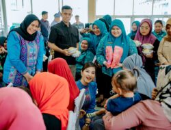 Atasi Stunting di Medan Marelan, Kahiyang Ayu Beri Makanan Tambahan 34 Anak Stunting