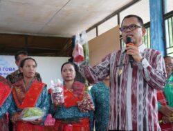 Bersamaan Monitoring Desa Binaan oleh PKK Toba, Bupati Serahkan Sejumlah Bantuan