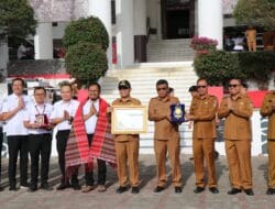 Pemkab Toba Terima Penghargaan Universal Health Coverage 98,76 % JKN dari BPJS Kesehatan