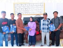 Plt Bupati Labuhanbatu Serahkan Kostum Tim Bola Voli Kepada Karang Taruna Desa N1