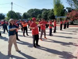 Bupati Toba Gotong royong Bersama Mahasiswa STIKES Arjuna Bersihkan Sampah di Pantai Pasir Putih Parparean