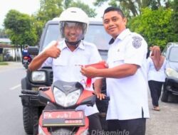 Dinas Kominfo, Balitbang dan Sekretariat DPRD Labuhanbatu Bagikan Bendera Merah Putih Gratis 