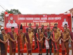 Fashion Show Meriahkan HUT RI Ke-79 Pertontonkan Kostum dari Olahan Sampah di Laguboti