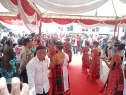 Ratusan Massa Hantarkan Paslon Dr Robinson Sitorus SH MM dan Tonny Simanjuntak SE Mendaftar ke KPU Toba