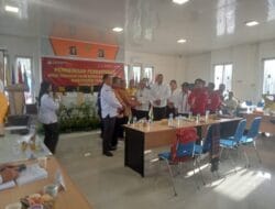 Paslon Incumbent Ir Poltak Sitorus Msc/Anugerah Purialam Naiborhu SP Menyapa Ribuan Massa Pendukungnya Saat Bergerak ke-Kantor KPU Toba.