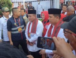 Diiringi Drumband Edy Rahmayadi -Hasan Basri Berjalan Kaki Menuju KPU Sumut