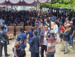 Diiringi Isak Tangis, Ribuan Massa Hantarkan Pasangan Calon Efendy Napitupulu SE-Audi Murphy Sitorus SH Msi Mendaftar ke KPU Toba