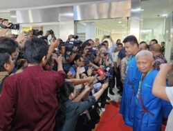 Bobby Nasution Santai Jalani Tes Kesehatan, Bercanda Dengan Awak Media 