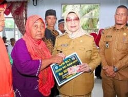 Plt Bupati Labuhanbatu Serahkan BLT DD Kepada 73 Orang Warga Desa Sei Rakyat