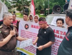 LSM Bara Api Demo Kantor Bupati, Minta Pj Bupati Copot Kadis Kesehatan