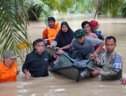 PJ Walikota Tebingtinggi Turun Langsung Evakuasi Ibu Hamil Terjebak Banjir 