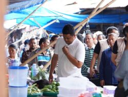 Bobby Nasution Belanja Sambil Tinjau Pasar Kabanjahe, Pedagang : Gubernur Kami Ganteng Banget