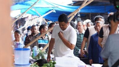 Bobby Nasution Belanja Sambil Tinjau Pasar Kabanjahe, Pedagang : Gubernur Kami Ganteng Banget