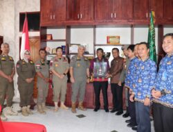Sekda Toba Terima Miniatur Tungku Obor dan Lentera PON XXI Aceh -Sumut 2024 dari PB PON