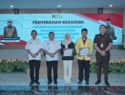 Pemkab Asahan menyerahkan Beasiswa Bagi Mahasiswa Berprestasi dari Keluarga Tidak Mampu