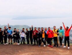Kapolres Bersama Wabup dan Sekda Toba Haiking ke Puncak Pebukitan Sibodiala Balige Lokasi Paralayang