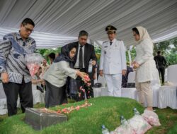 Usai Dilantik Sebagai Wali Kota, Rico Waas Ziarah Makam Sang Ayah