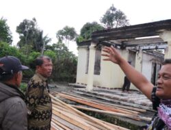 Wabup Toba Kunjungi Korban Kebakaran Binsar Pasaribu di Borbor