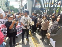 Gelar Aksi Di Gedung DPRD Medan, Massa Desak Dua Anggota DPRD Medan Berkelahi Dicopot