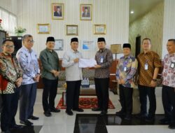 Perumda Tirtanadi Serahkan 8.328 Handuk Untuk Jamaah Haji Embarkasi Medan