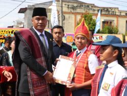Bupati Toba Serahkan Penghargaan Untuk Pelajar SMP yang Masuk SMA Unggul Del dan SMA 2 Plus