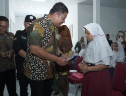 Wabup Asahan Serahkan Kartu BPJS Gratis dan KIP di 4 Kecamatan 