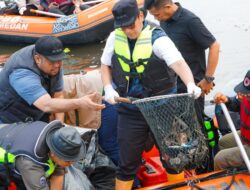 Berperahu Karet Pimpin Pembersihan, Rico Waas: Danau Siombak Indah, namun Tercemar Sampah
