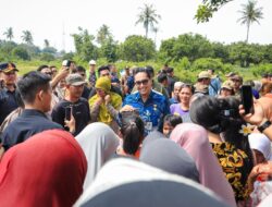 Dihampiri Warga Ketika Meninjau Jalan Rusak di Tuntungan, Rico Waas: Akan Segera Diperbaiki Jalan Dan Lampu Penerangan