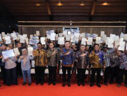 Pemerintah Serahkan 1.120 Sertipikat Tanah untuk Transmigran di Sukabumi, Wamen Ossy: Ini Pengakuan Negara