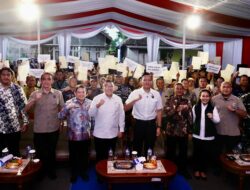 Lampaui Target Penyelesaian PTSL, Menko AHY dan Wamen Ossy Serahkan Langsung Sertipikat Masyarakat Kabupaten Pacitan